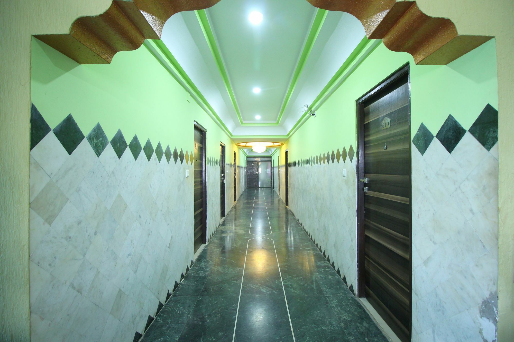 Fabhotel Crystal Inn II - Paldi Char Rasta أحمد أباد المظهر الخارجي الصورة